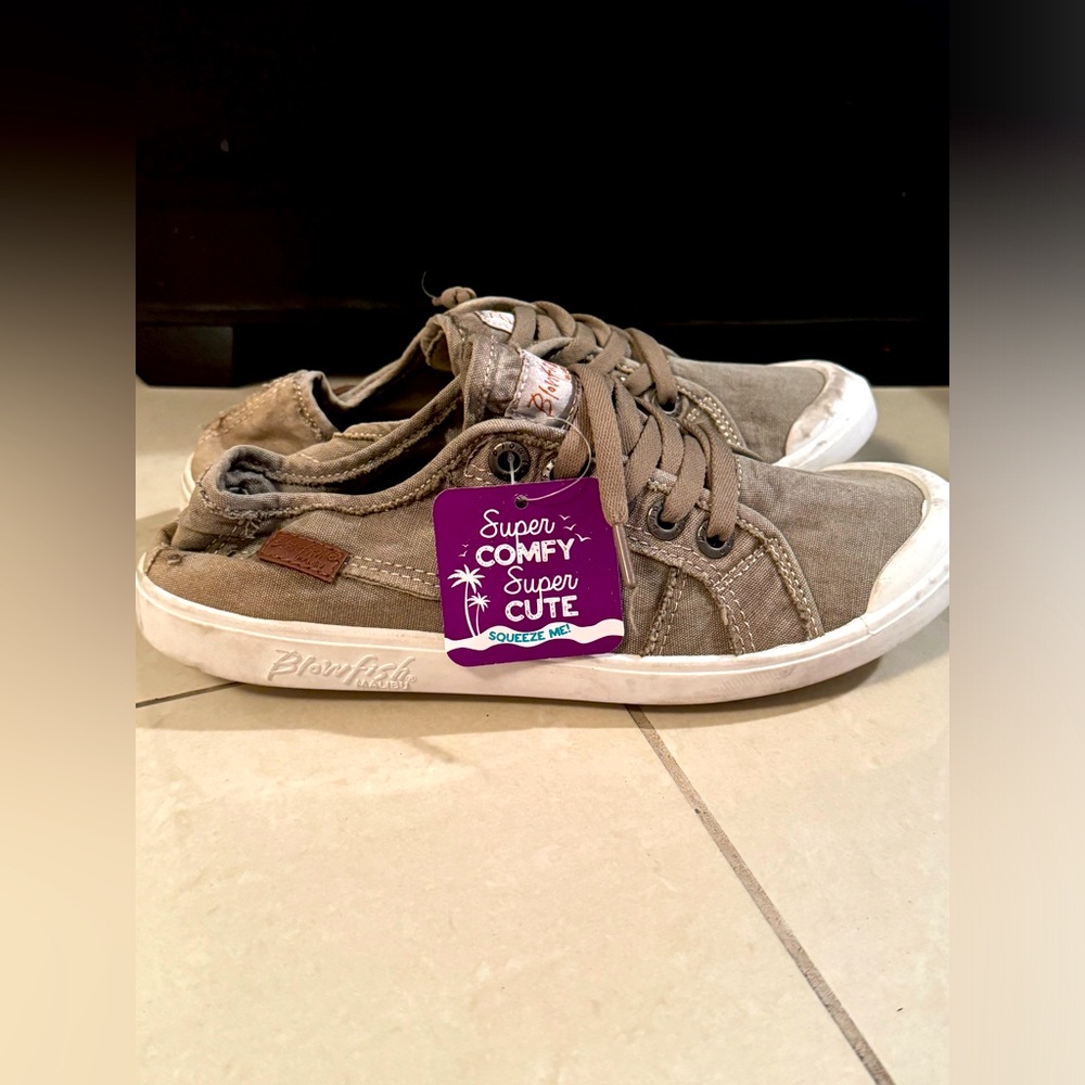 New women’s blowfish shoes size 8 (never worn)